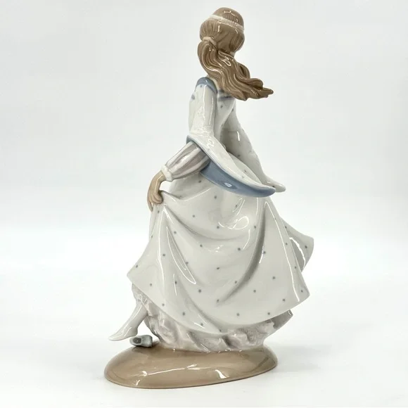 Lladro Cinderella's Lost Slipper Glazed Porcelain Figurine #4828
